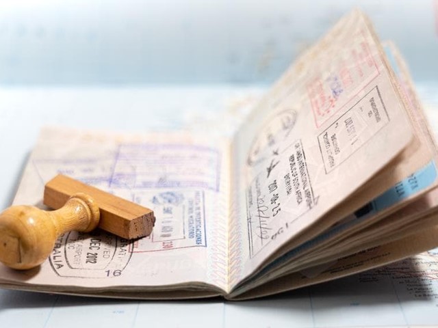 ¿Cuáles son los requisitos legales para obtener un visado o permiso de residencia en un país?